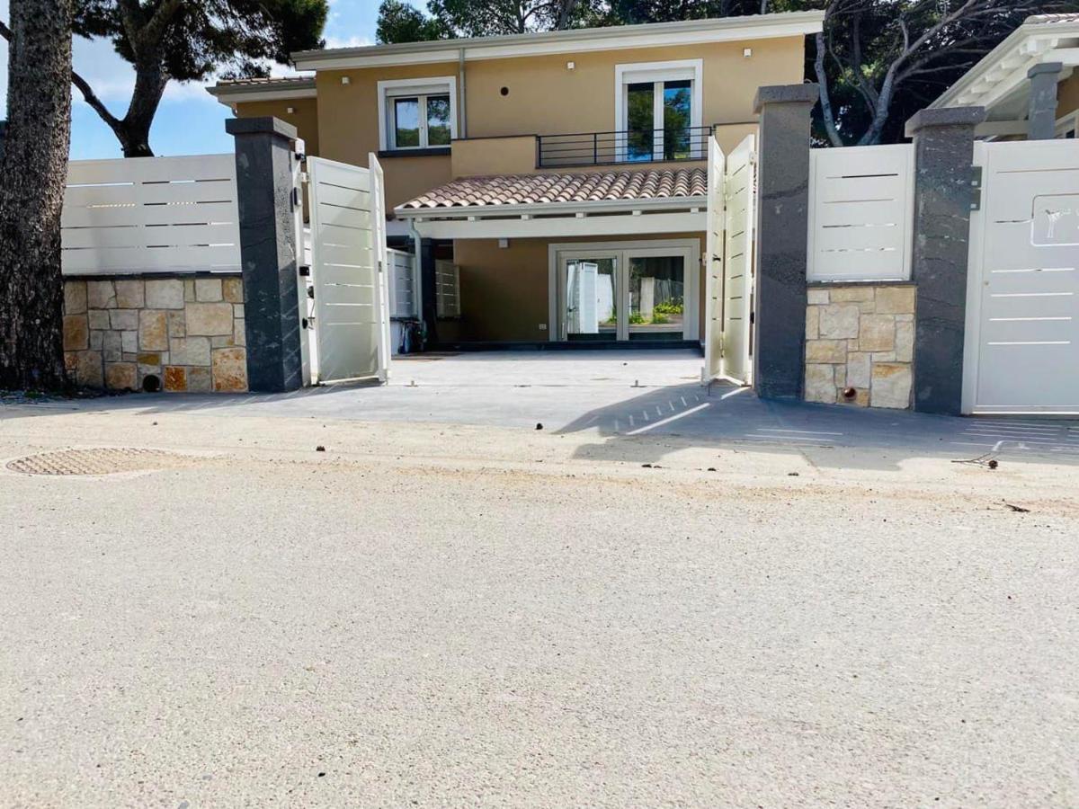 Nuova Residenza Dei 7 Pini A Pochi Passi Dal Mare Lägenhet Porto Pino Exteriör bild